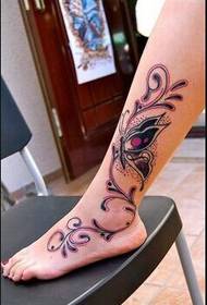 Immagine del modello del tatuaggio del fiore di amore della farfalla del vitello della gamba piena di personalità di bellezza