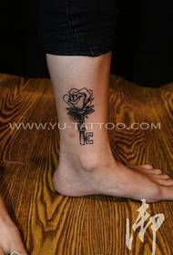 Kulkšnies rožių raktų tatuiruotės modelis