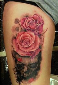 Жіночі ніжки лизати візерунок татуювання троянди, щоб насолоджуватися фотографіями