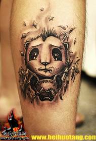 Pola tato mini panda lucu kecil di kaki