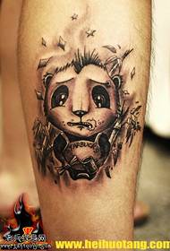 Kleine süße Mini Panda Tattoo Muster auf den Beinen