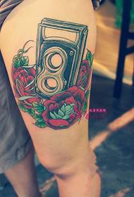 Foto di tatuaggio vintage retrò macchina fotografica coscia