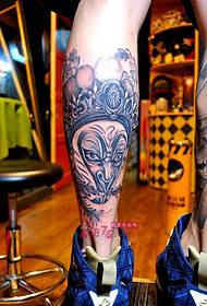 Bella immagine del tatuaggio della personalità della gamba del fiore del re scimmia
