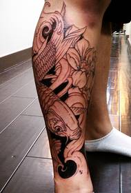 Atmosfera elegante del tatuaggio di calamari di vitello
