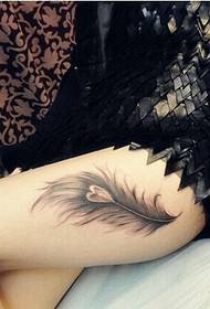 Красива дівчина відбілювання стегна сексуальний малюнок татуювання перо