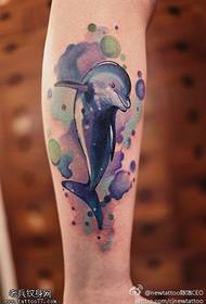 Modeli i tatuazheve të balenave me spërkatje të ngjyrave të këmbëve