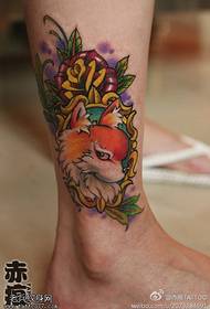 Нога тетоважа во боја на лисицата од розова боја