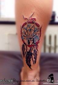 Imagen del tatuaje del atrapasueños del color de la pierna