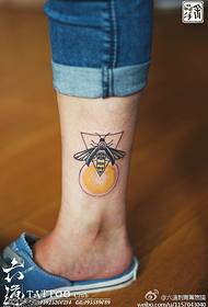 Patrón de tatuaje de abeja triángulo tobillo