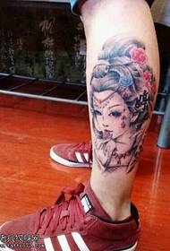 ຮູບແບບ tattoo geisha ສີຂາ