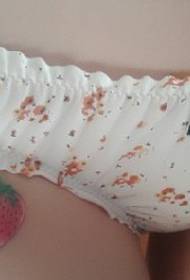 Sawirka tattoo Strawberry yar oo qurux badan oo qurux badan