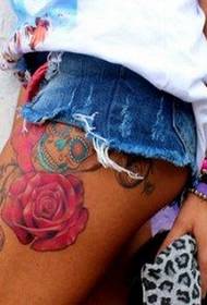 女性的腿色玫瑰紋身圖案圖片