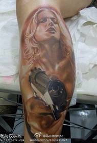 Gambe con pistole, bellissimi tatuaggi in stile europeo e americano