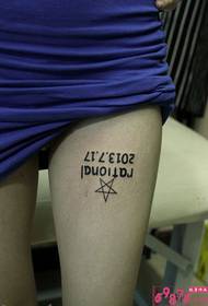 Immagini sexy del tatuaggio della stella semplice della coscia