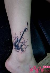 Foto de tatuatge de guitarra amb personalitat de vedell