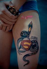 創意超人海豹和蛇紋身圖片