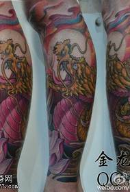 Legs golden yellow domineering clouds around the dragon tattoo pattern