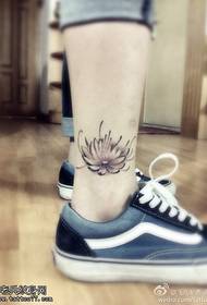 Шаблон татуювання лотоса на нозі