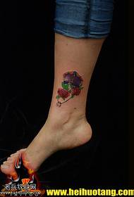 Ноги маленькие цветы с ярким узором тату короны