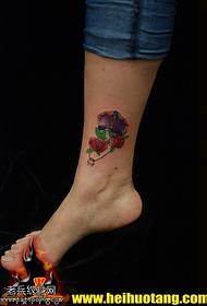 Modello di tatuaggio di gambe luminose con piccoli fiori corona