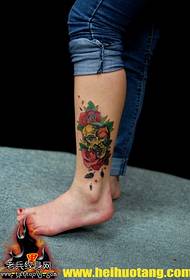 Padrão de tatuagem de caveira de flor vermelha de perna