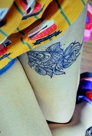 Exquisito e fermoso patrón de tatuaxe de peixes de ouro