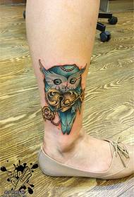 Mfano wa rangi ya owl ufunguo wa tattoo