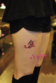 Image de tatouage de cuisse de chatte sexy