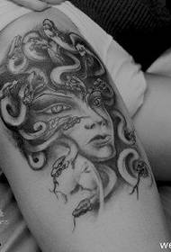 Patrón de tatuaxe fascinante escarlata