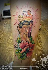 Modello di tatuaggio con candela rosa color gamba
