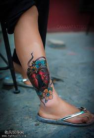 Modello di tatuaggio chiave colore gambe femminili