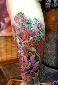 Immagine tradizionale cinese del tatuaggio dello stinco della carpa