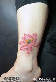 Elstara bela ruĝa lotuso tatuaje ŝablono