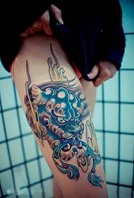 아름다운 다리 복고풍 사자 사자 문신 사진