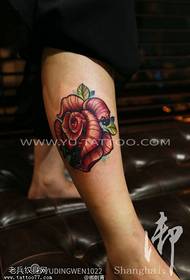 Kobiece nogi w kolorze różanego obrazu tatuażu