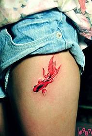 Бедро красное милое маленькое изображение татуировки золотой рыбки