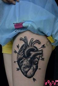 Mille flèches portent une image de tatouage de cuisse de coeur