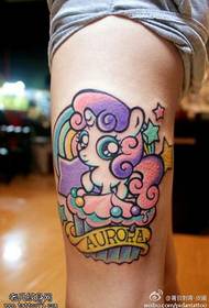 Immagine del tatuaggio unicorno carino di colore delle gambe