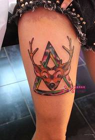 Foto di tatuaggio testa di cervo triangolo creativo
