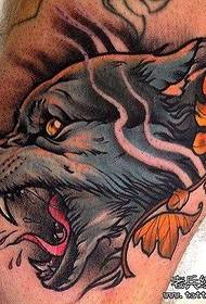 La plej bona tatuada pavilono rekomendis krudan koloron lupo-kapo tatuaje