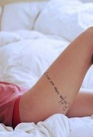 Seksi ženske noge ličnost modni uzorak tetovaža slova