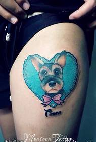 Modello del tatuaggio del cane del fumetto di amore di colore della gamba