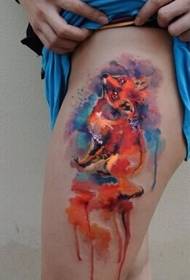 Belle image de tatouage de renard sur une belle cuisse