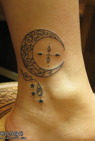 Pola tato bulan yang indah dan elegan