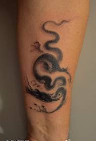 Tiivistelmä pieni lohikäärme meri tatuointi malli