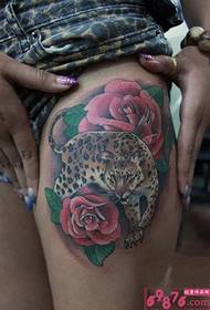 Domineering leopard rose stehná tetovanie obrázok