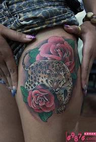 Kulowetsa nyalugwe ananyamula chithunzi cha tattoo