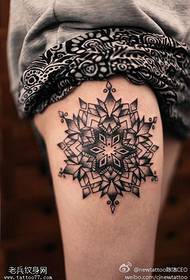 Padrão de tatuagem de floco de neve de flor de vaidade de picada de perna