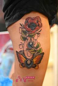 Hand Holding rose parfüméierter Uewerschenkel Tattoo Bild