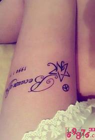 Xiaoyu fotografi me tatuazhe me tekst të trishtuar